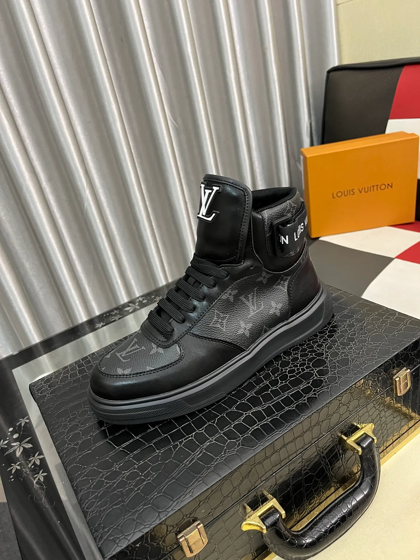 Men's shoes💰440⌚️⌚️"LOUI* VUITTO*" popular men's casual shoes, genuine Italian development💯purchasing level quality✔️The upper is made of first-layer cowhide, comfortable and soft sheepskin feet⚡️Fashionable and versatile. The toe last shape is firm and full, and the soles are made from LV original molds and can be moved in and out of the counter at will. Light and comfortable on the foot~purely handmade, details determine quality! Size:38-442️⃣Colors available